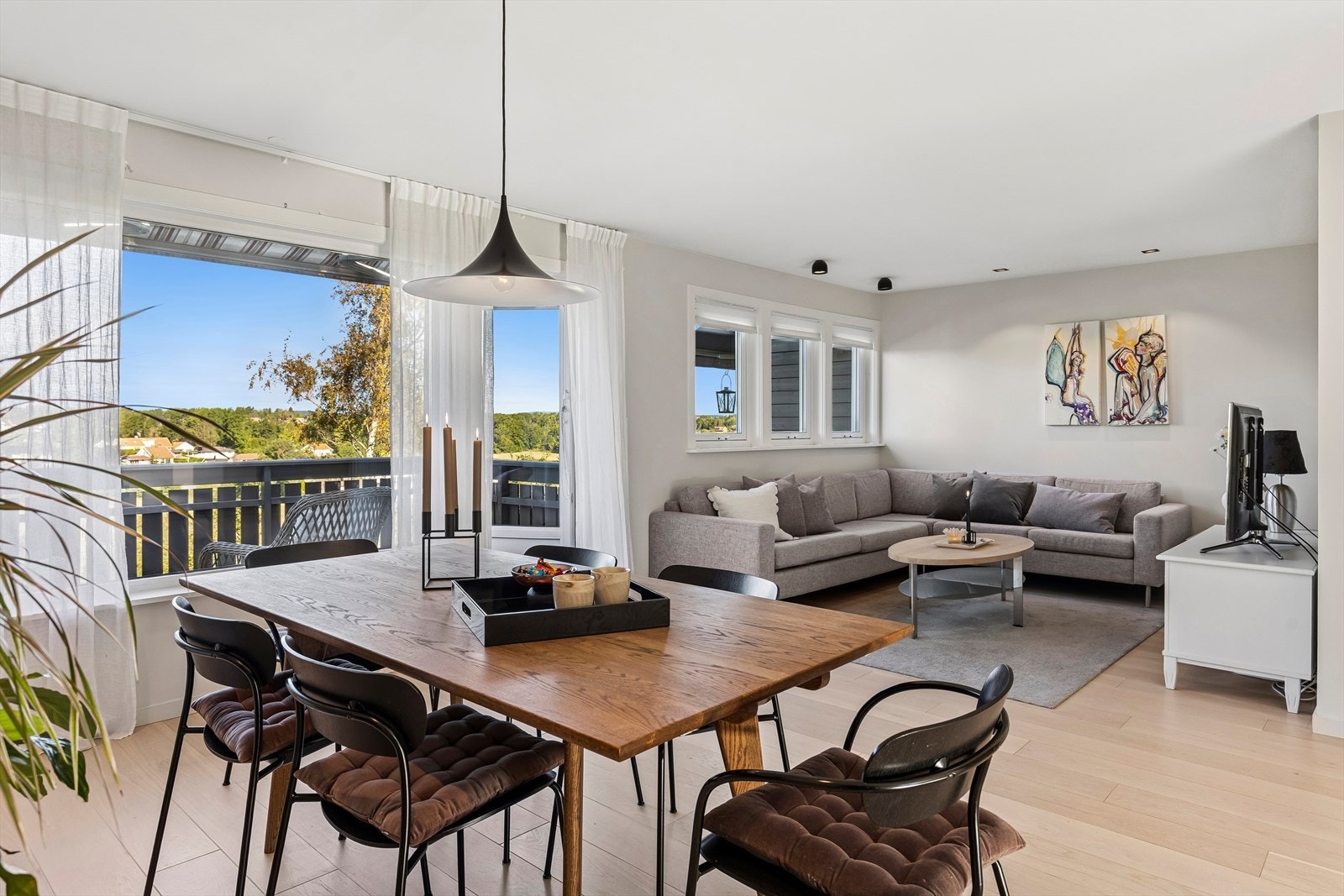 Fremstår helt ubrukt og med høyt nivå. Legg merke til utsynet. Galleribilde