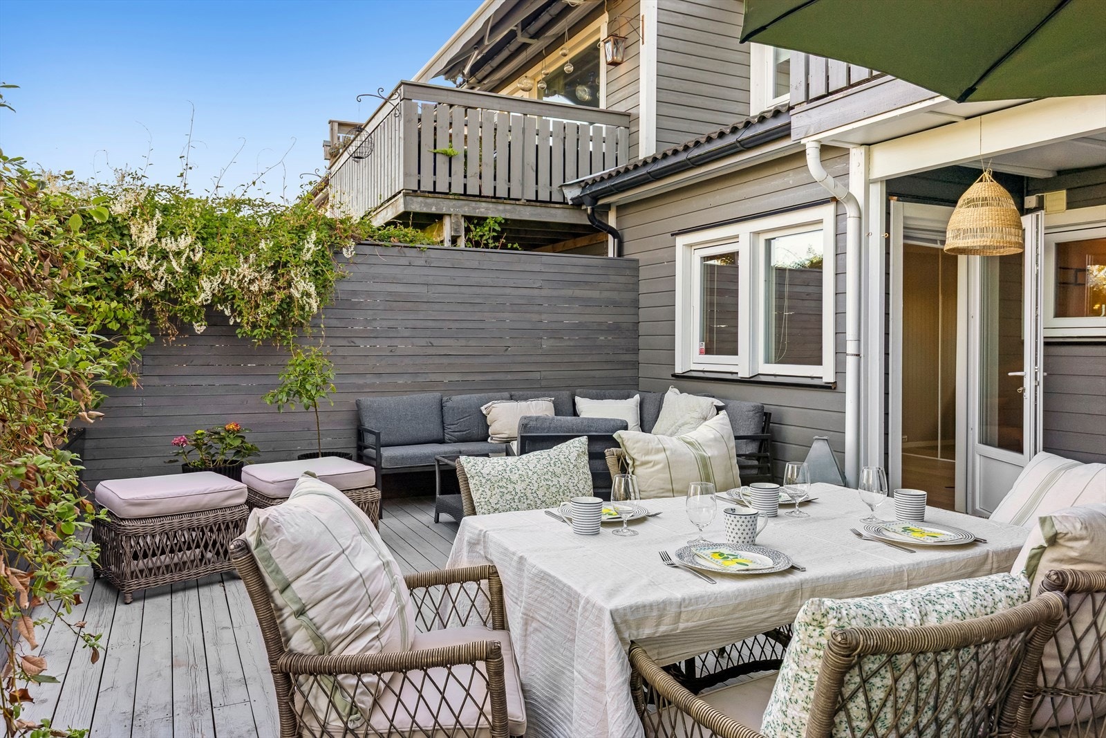 Her sitter du lunt og godt, med sol så lenge du orker. Galleribilde