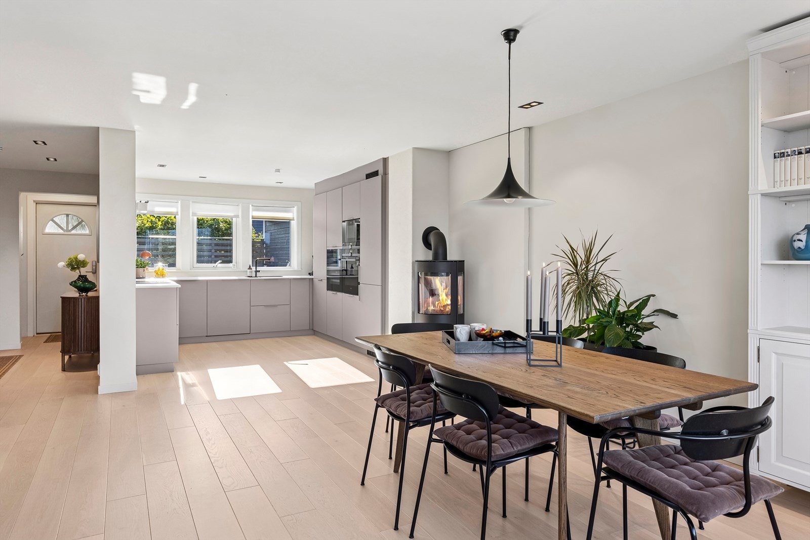 Naturlig spisestue sone foran kjøkkenet, ny vedovn i 2022. Galleribilde