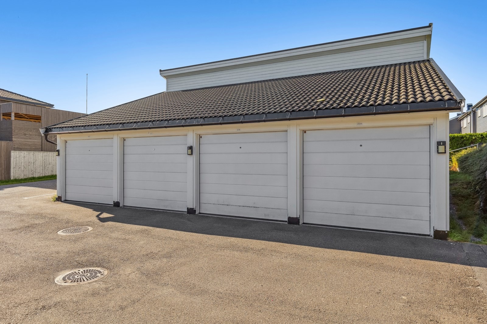 Garasje i felles rekke, med elport og elbil-lader. Galleribilde