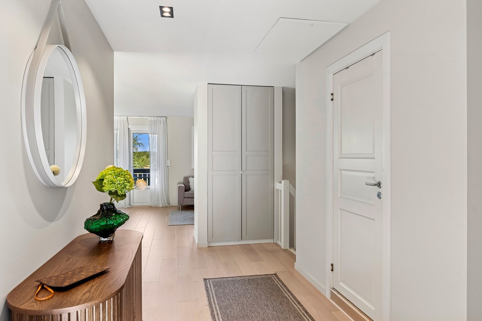 God plass til garderobeløsning, alle overflater er tatt i 2022. Galleribilde