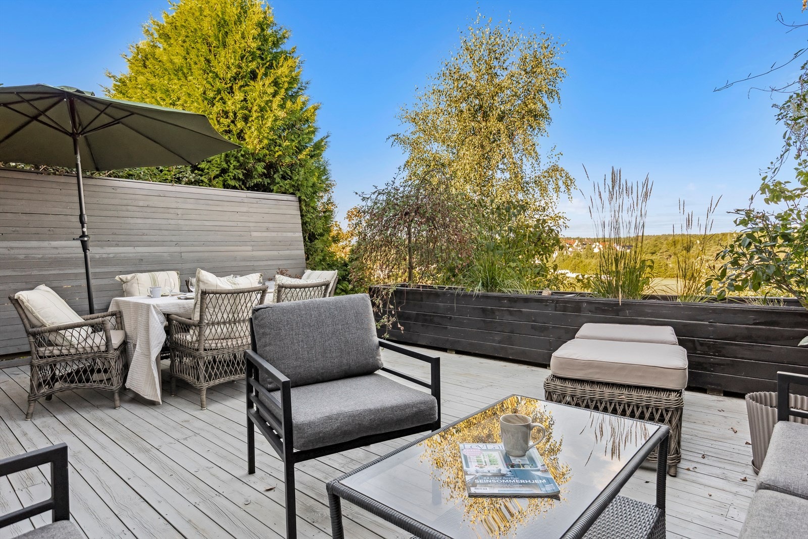 Her er det lite innsyn og hyggelig utsyn. Trappegang ned til liten hageflekk foran. Galleribilde