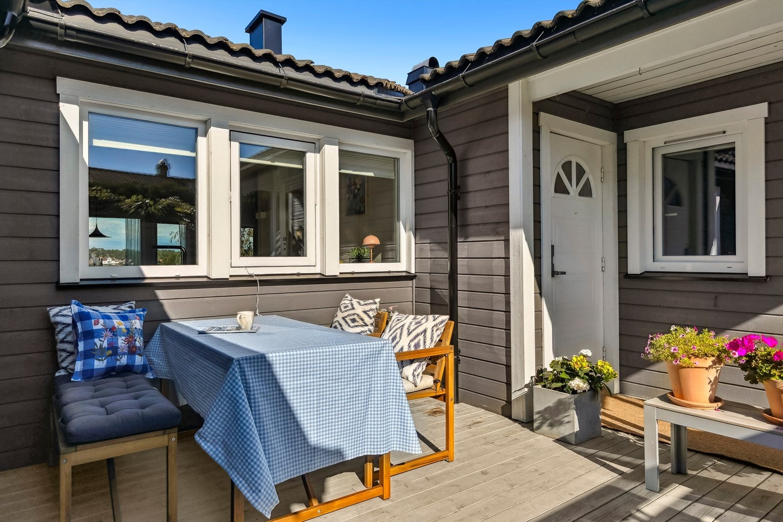 Utvendig bod ved inngangspartiet. Terrassene er oppdatert i 2020. Galleribilde