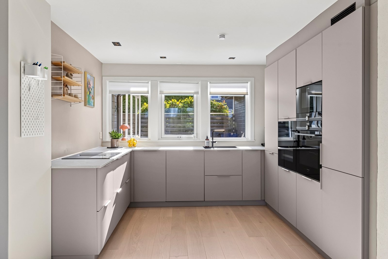 Velutstyrt og rålekkert kjøkken fra 2022. Galleribilde