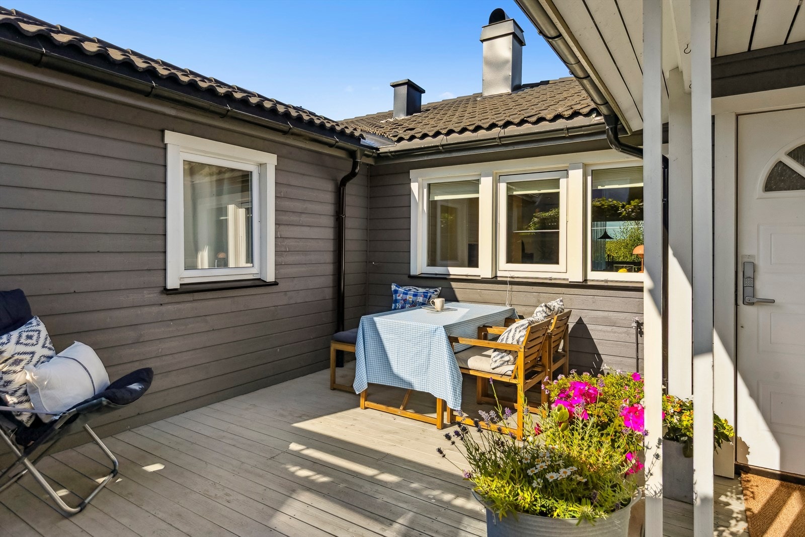 Utenfor kjøkkenet, nyter du morgenkaffen i morgensolen. Galleribilde