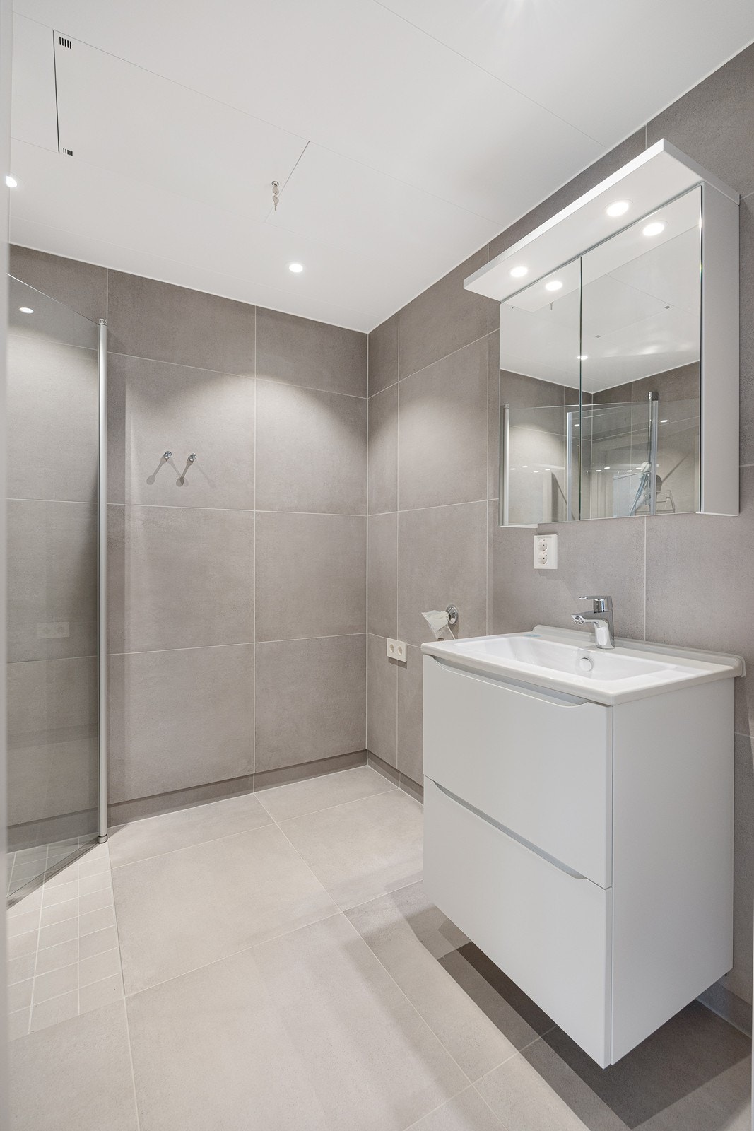 I baderom til venstre for servanten er det opplegg til vaskemaskin og tørketrommel i vaskesøyle. Galleribilde