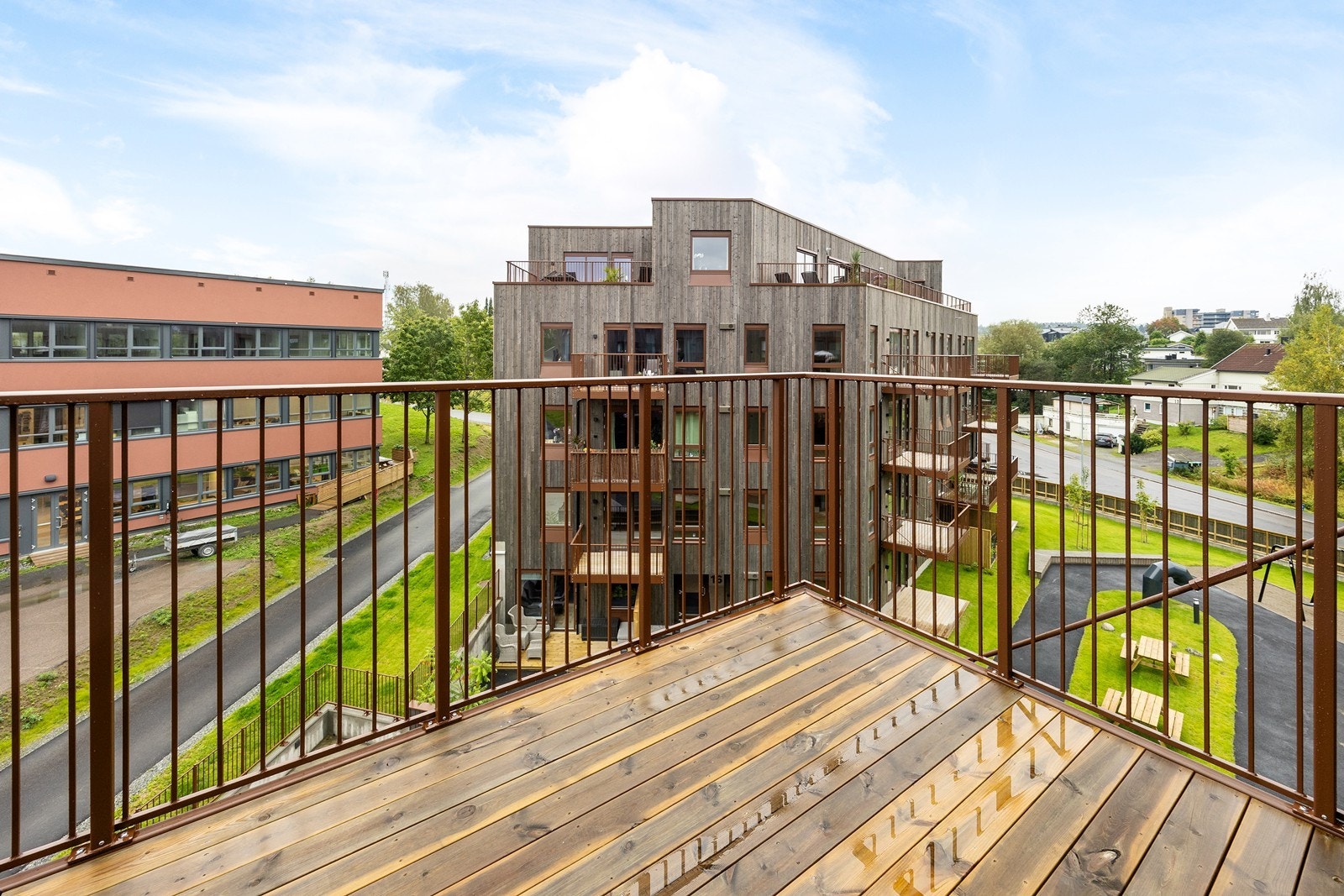 Leiligheten har en fin balkong på ca. 6 kvm hvor varme sommerdager kan nytes fullt ut. Galleribilde