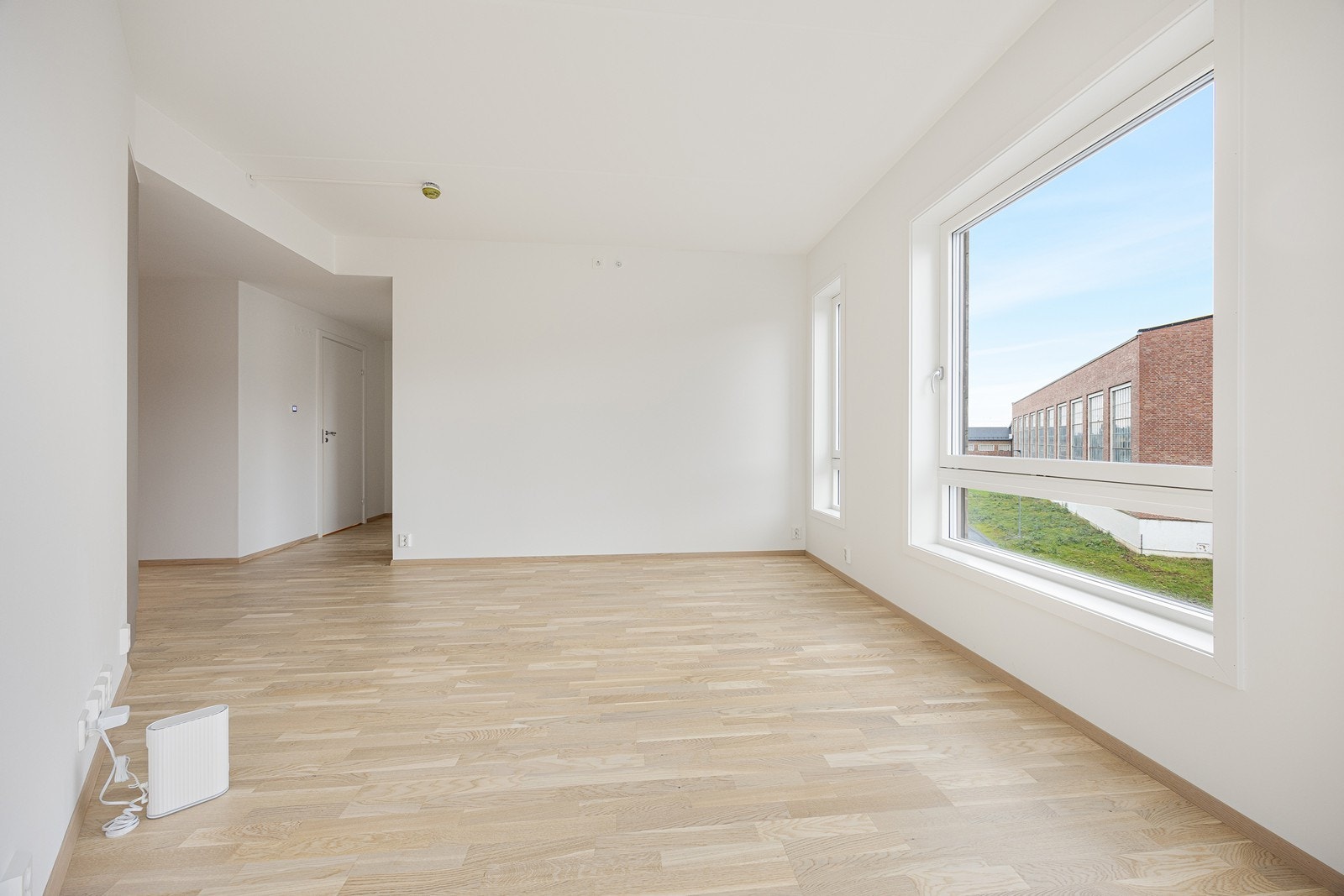 Med vindusflater langs to sider ligger alt til rette for en lys og trivelig stue. Galleribilde