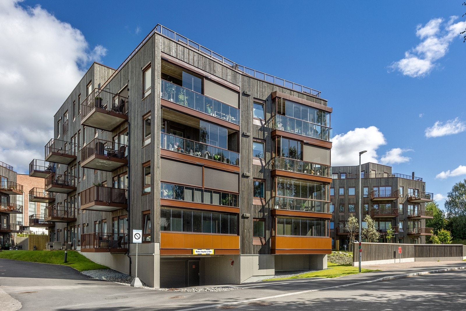 Nedkjøringen til parkeringskjeller er på siden av bygget. Galleribilde