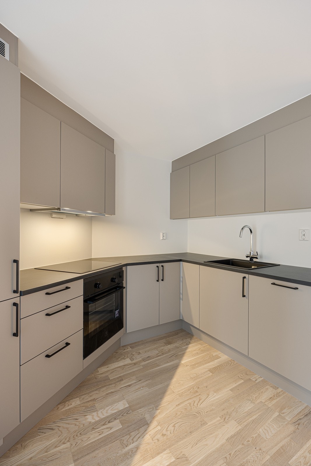 Et kjøkken som drømmer om at du lager pasta alfredo og pizza der på kvelden. Galleribilde