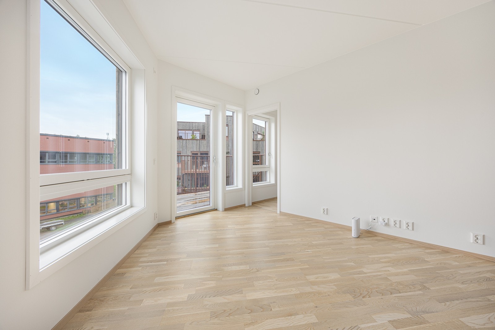 Døren til venstre fører inn til ett av boligens to soverom. Galleribilde