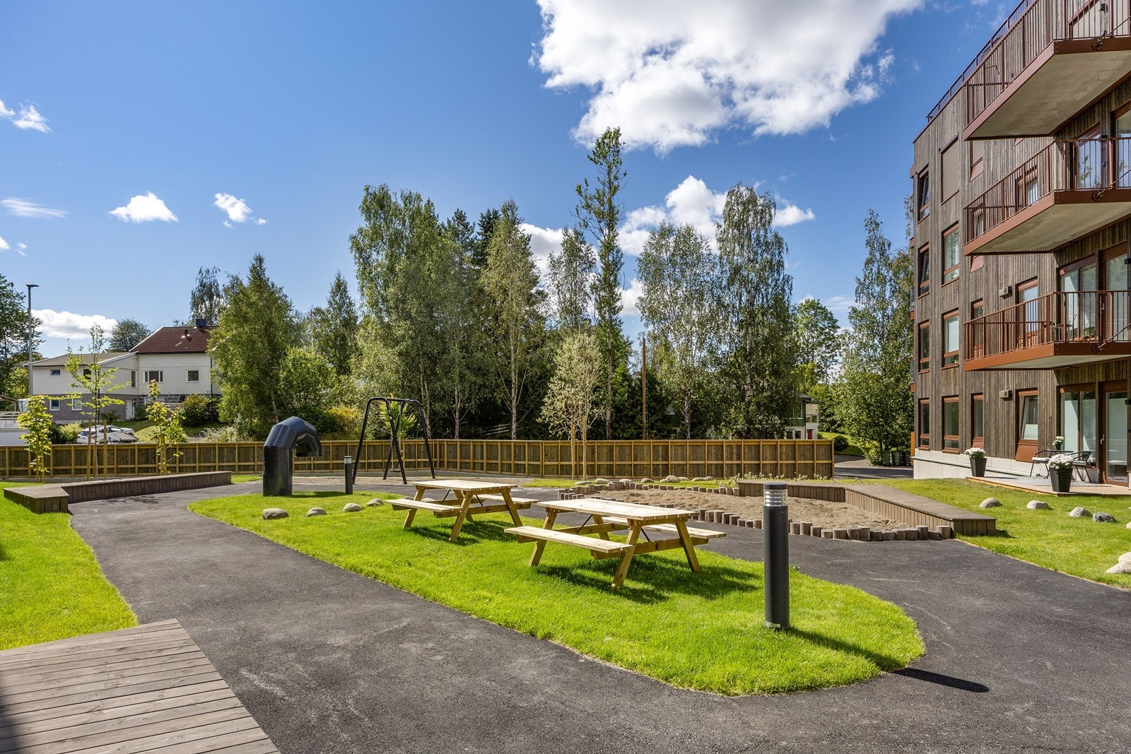 Med et trivelig uteområde som har både lekeplass og sittebenker ligger alt til rette for stor trivsel. Galleribilde