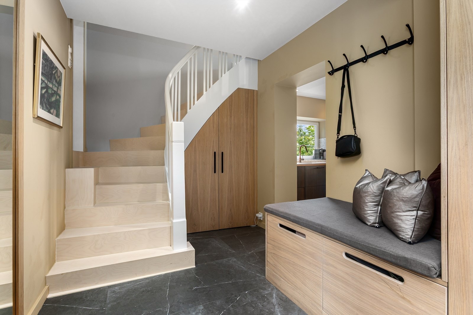 Legg merke til alle de spesialtilpassede løsnignene - både i trapp og lagring Galleribilde