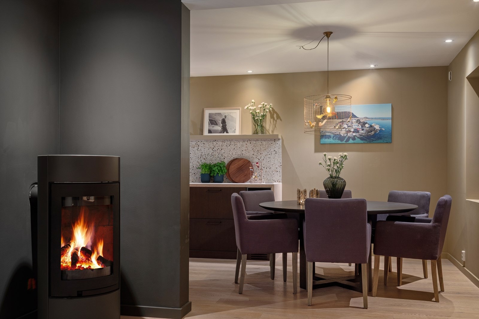 Rommet har nyere peis (2021) fra Nordpeis Galleribilde