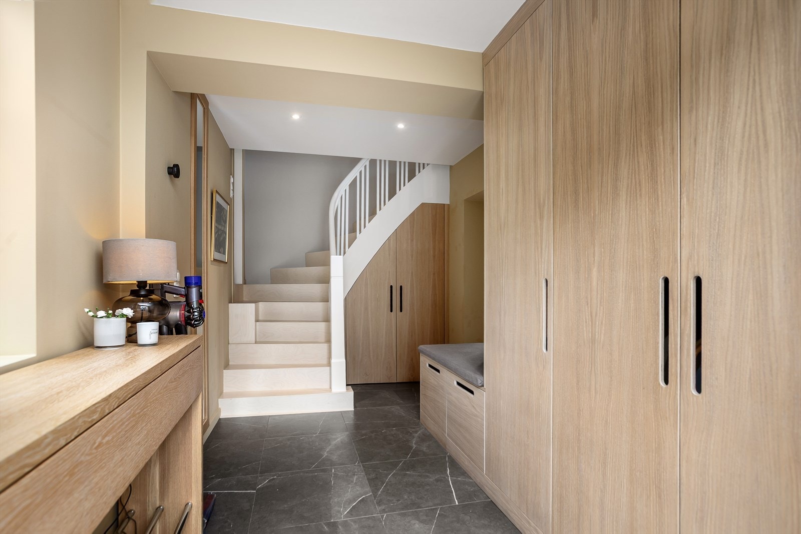 Super hall med flotte plassbygde løsninger for optimal utnyttelse av lagringsplass og delikat utførelse Galleribilde