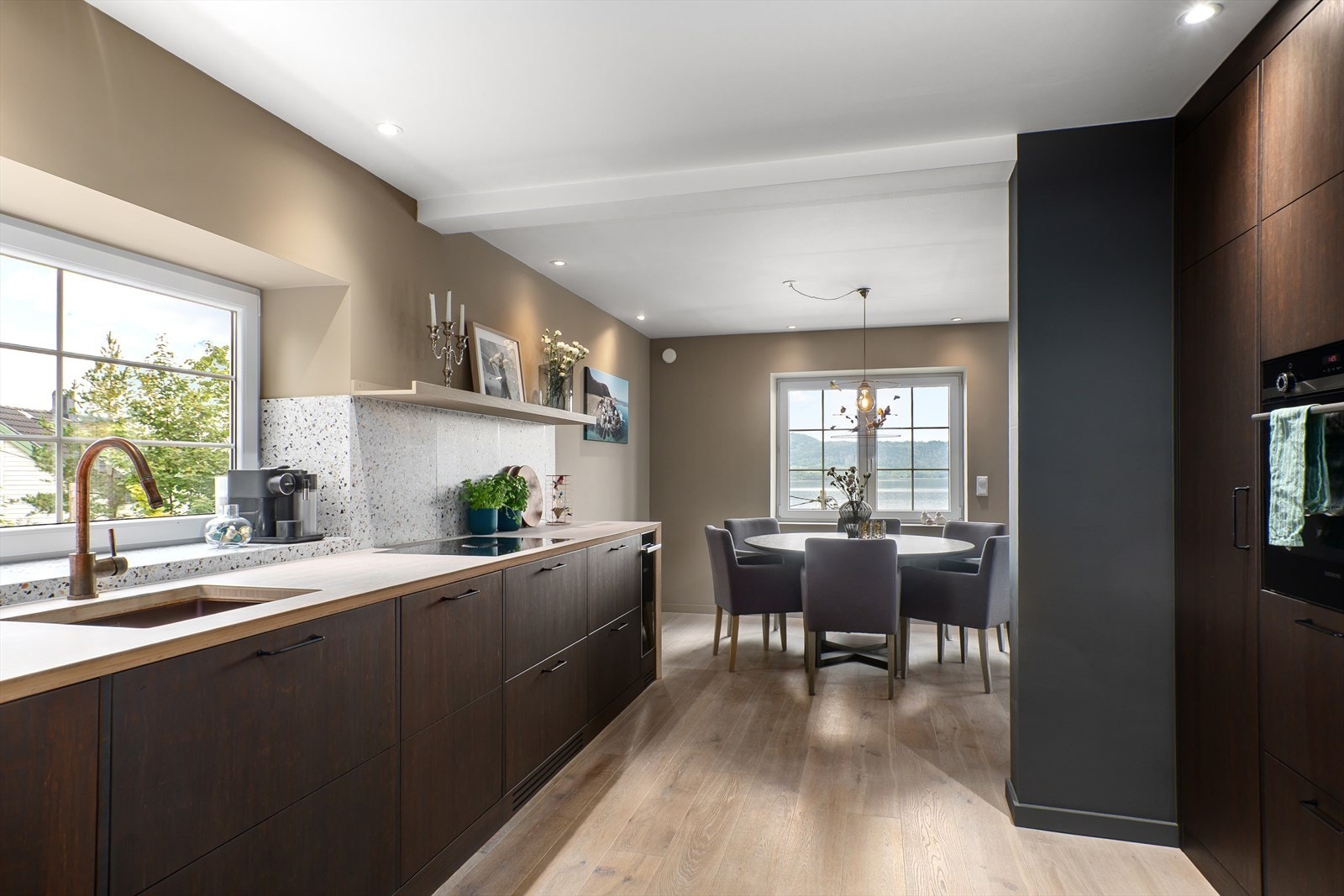 Boligen er meget delikat innredet - og har en rekke unike og plassbygde løsninger Galleribilde