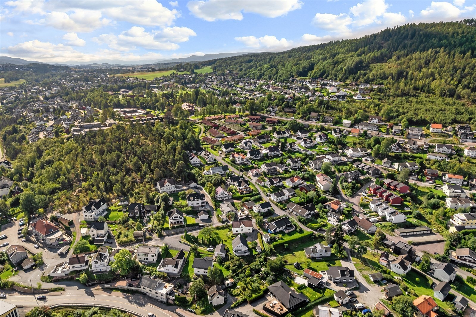 Huset har enkel adkomst opp til Åskollen via rolig vei - Lillekollen, en flott turdestinasjon, ligger i skogholtet rett bak Galleribilde