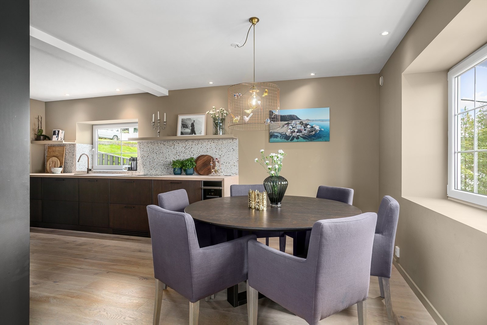 Kjøkkenet har god plass for spisemøblement Galleribilde