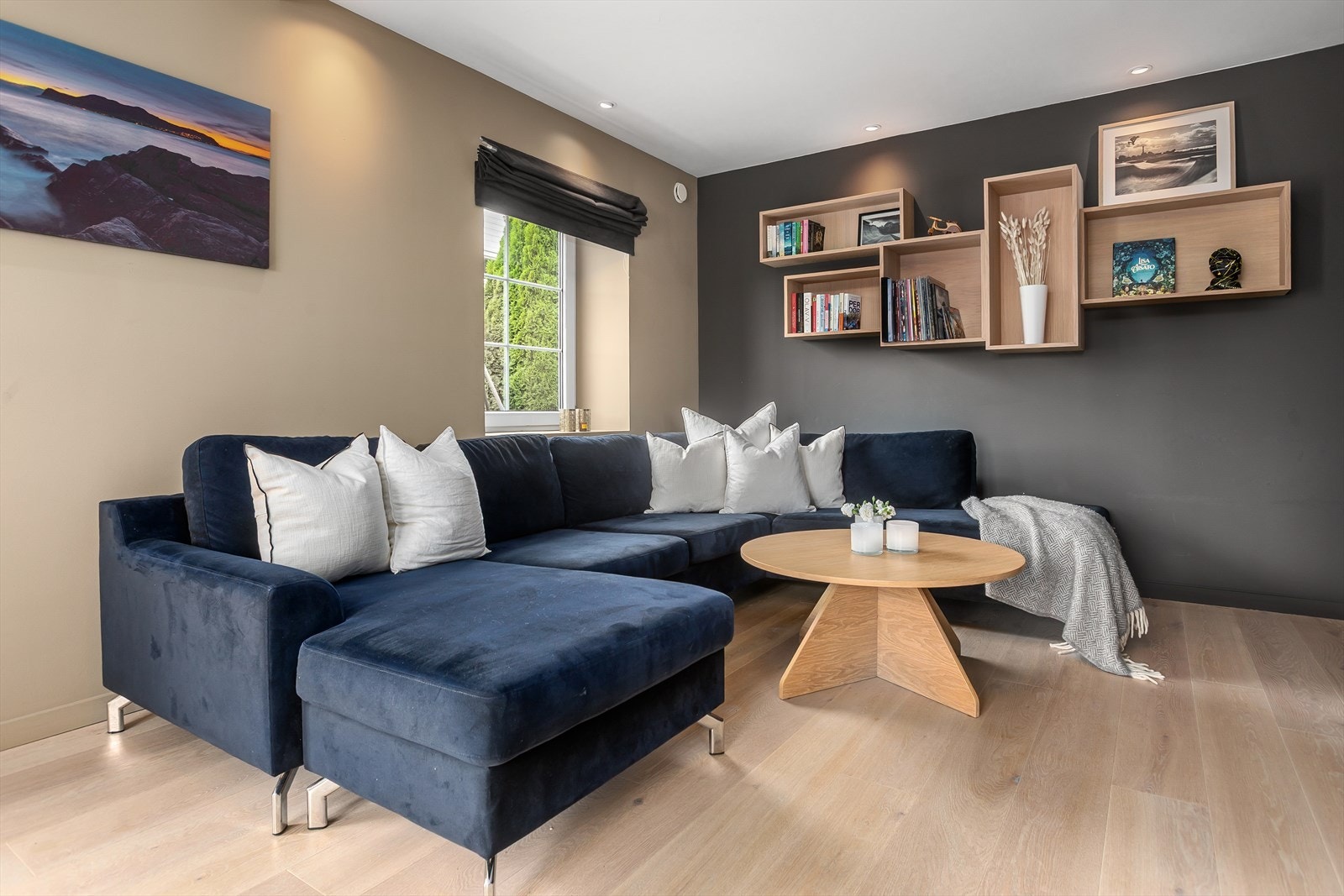 Huset har nyere kledning og vinduer Galleribilde