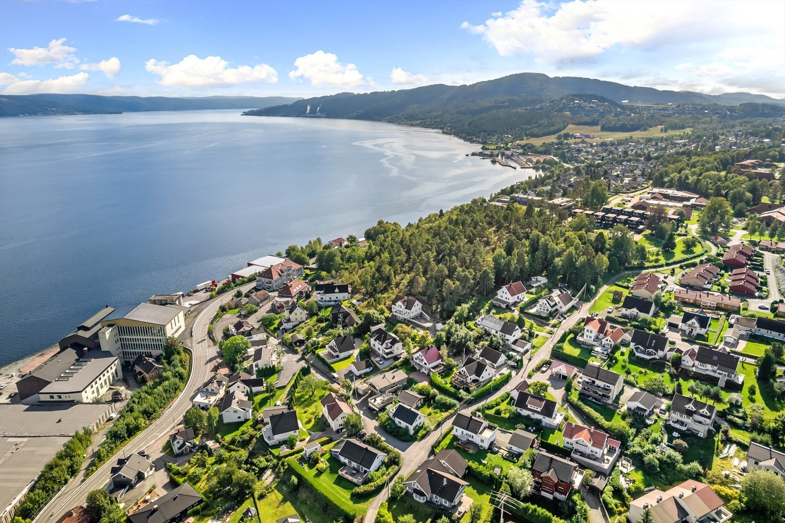 Boligen ligger i et område under utvikling, hvor det bygges i ulike prosjekter langs vannet i tiden som kommer. Foran huset kommer prosjektet Glassverket Bolig (www.glassverketbolig.no). Galleribilde