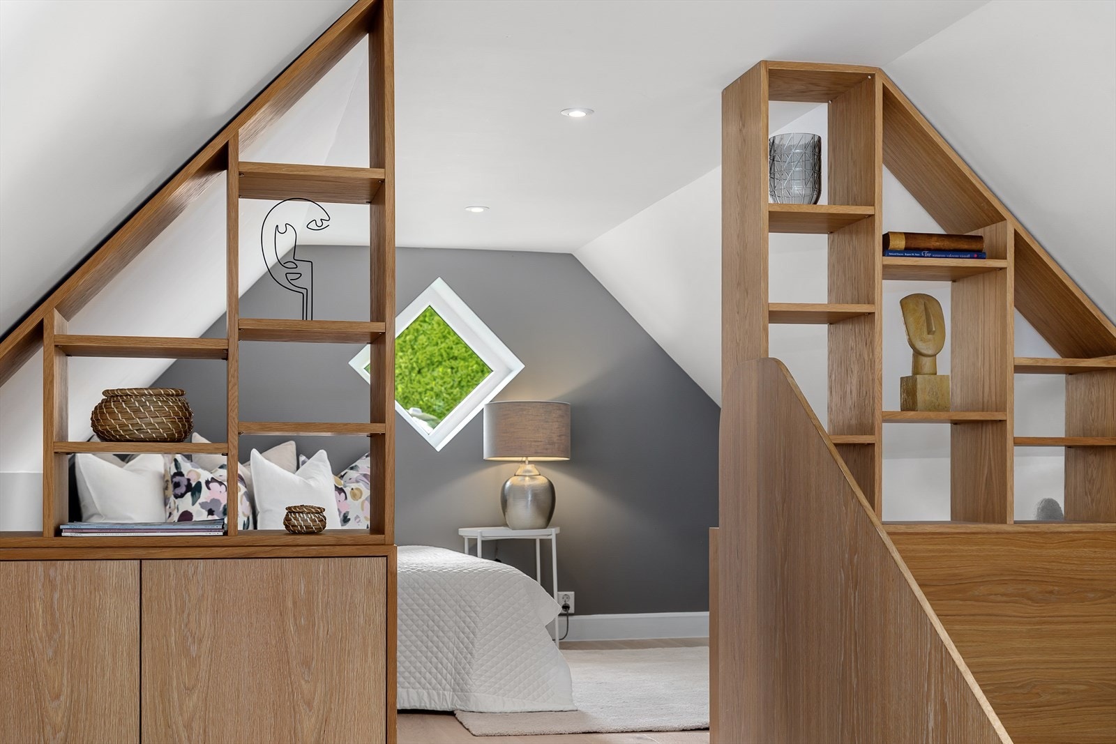 Den plassbygde skilleveggen gir både lagring og det lille ekstra Galleribilde