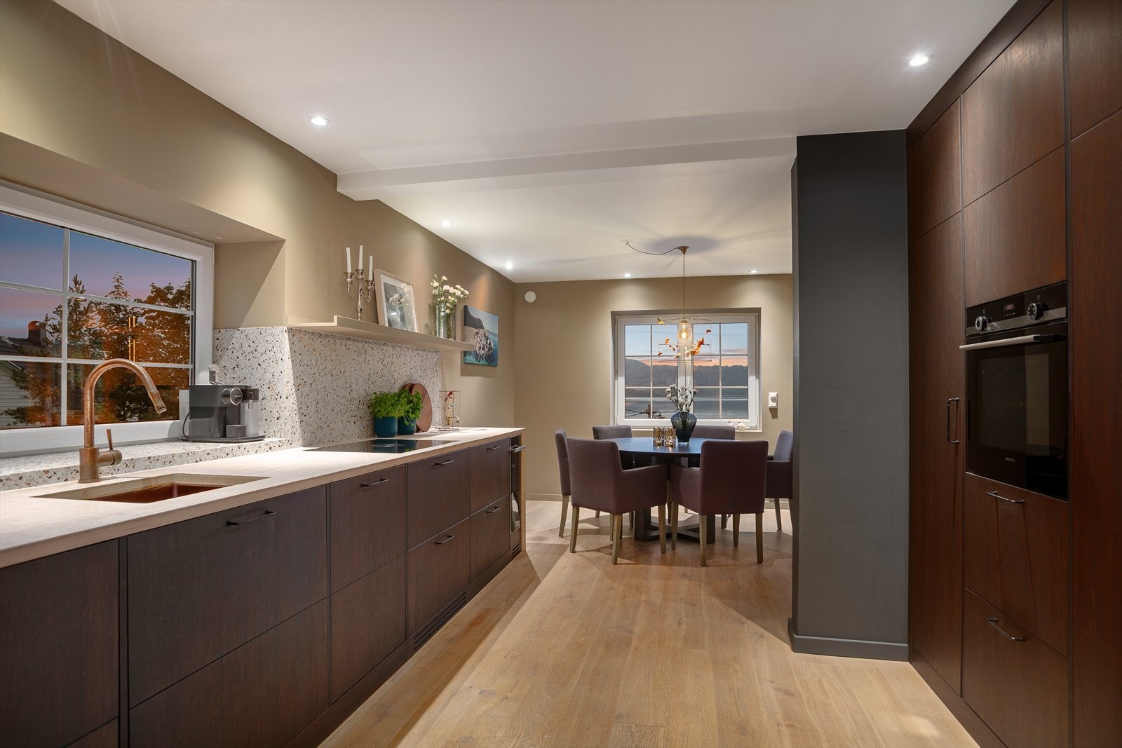 Kjøkkenet er optimalt utnyttet med godt med skap- og skuffeplass Galleribilde