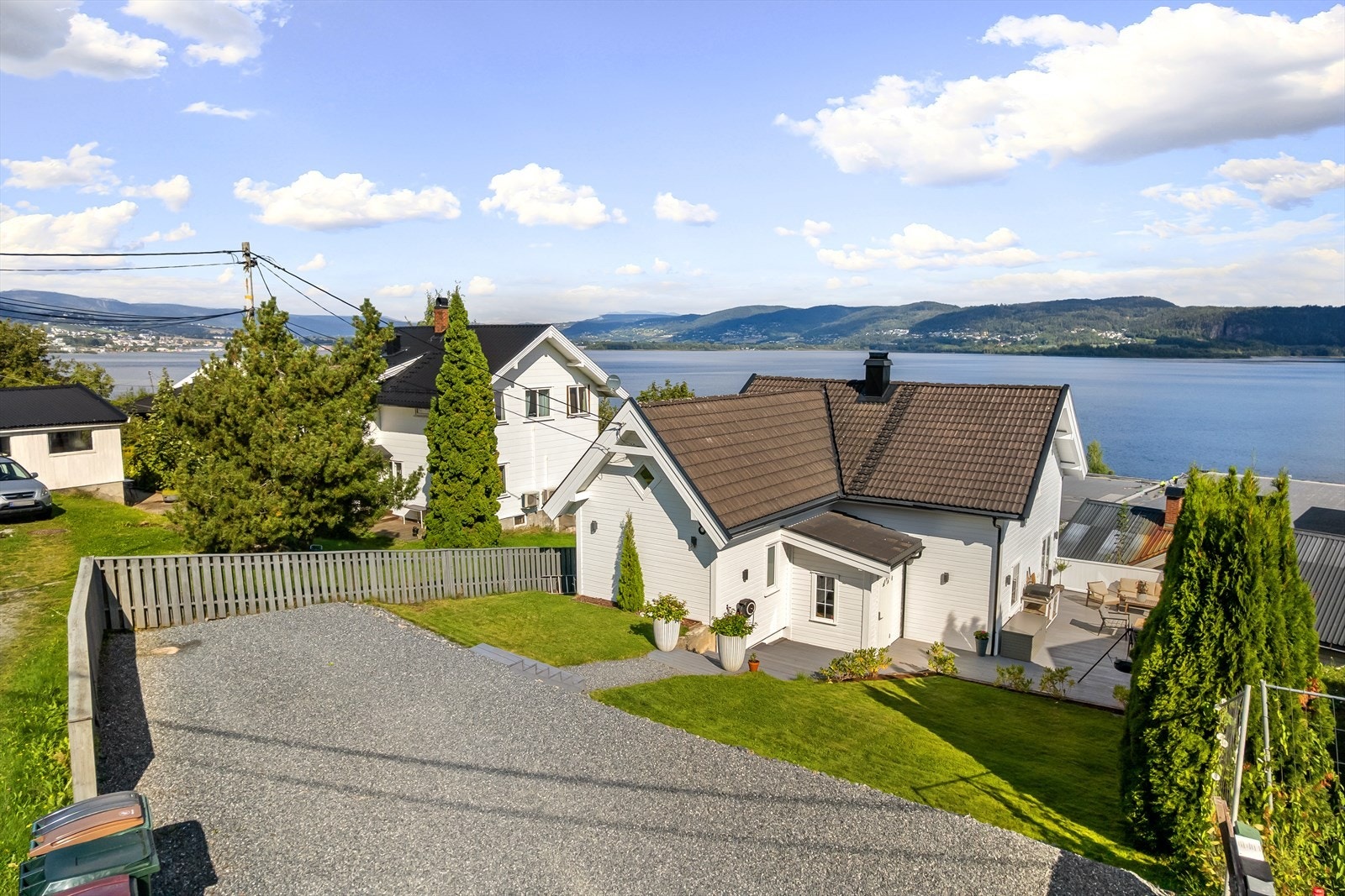 Parkeringsplass med adkomst ned til boligen Galleribilde