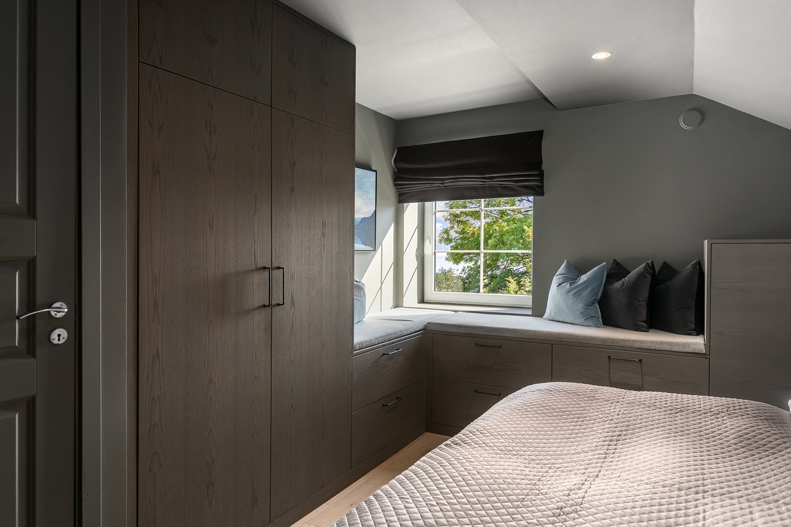 Også denne etasjen har nydelig en-stavs eikeparkett, listefritt og glatte overflater, samt downlights i tak Galleribilde