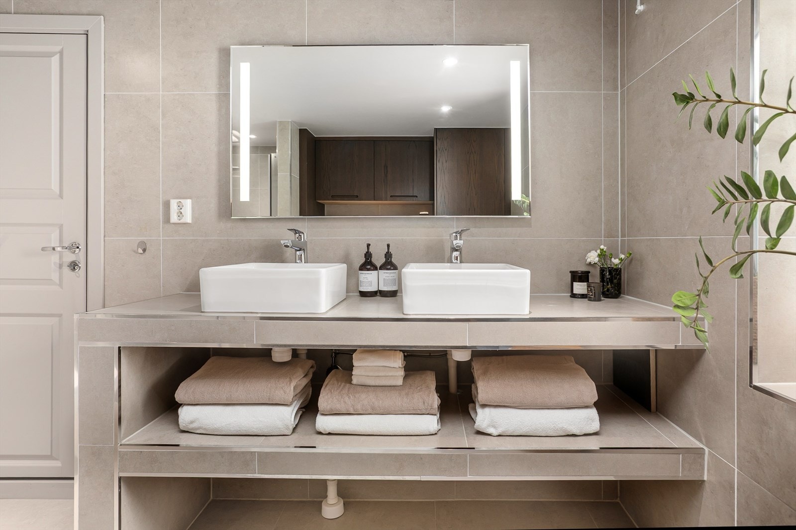 Badet er helfliset med delikate farger Galleribilde