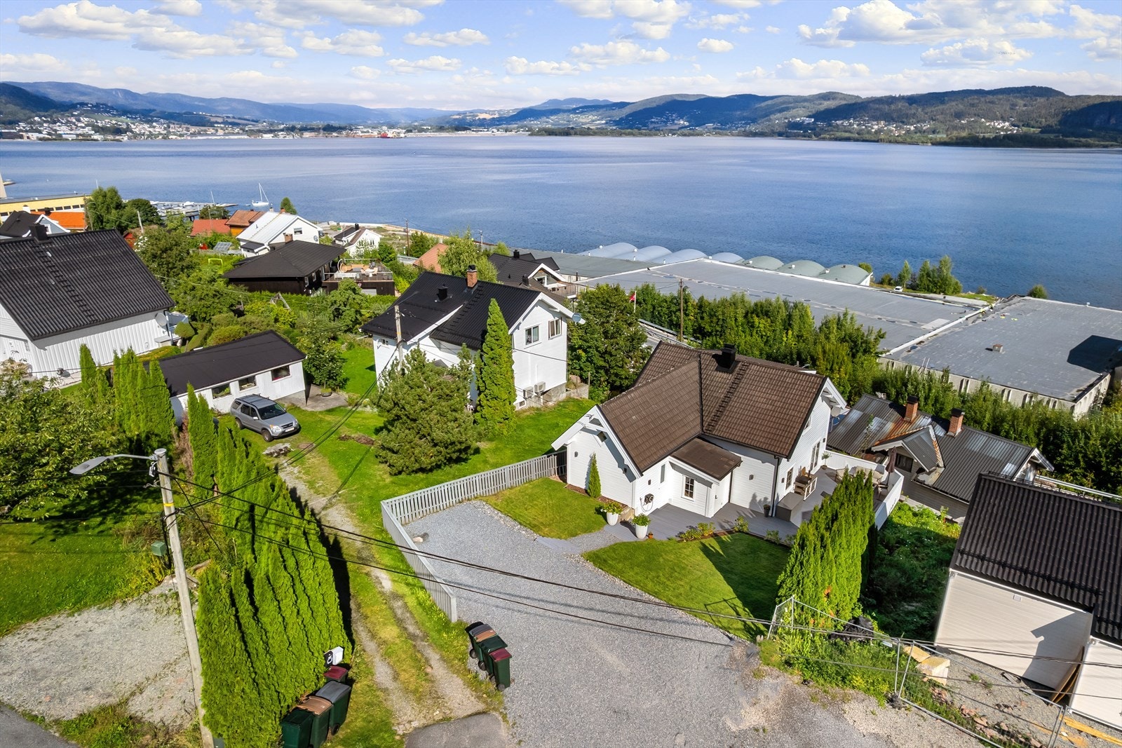 Huset ligger fint til i et barnevennlig område, med kort gangavstand til skole/barnehage Galleribilde