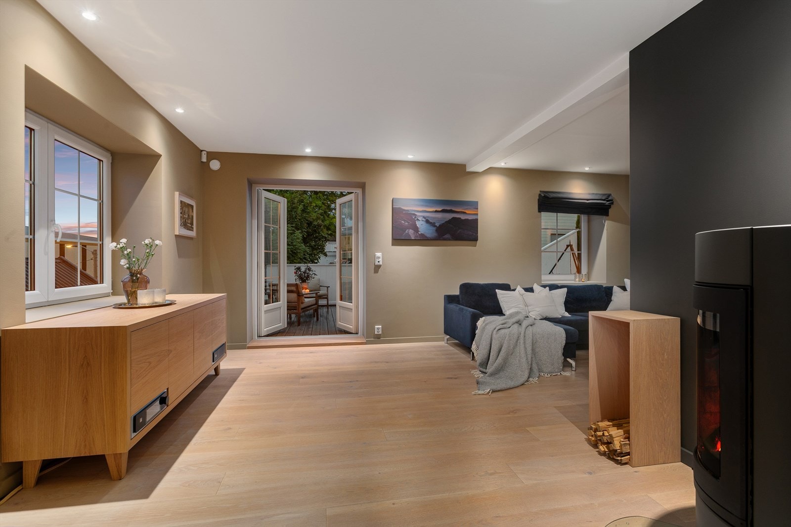 Fra stuen er det utgang til en nydelig uteplass via doble verandadører Galleribilde