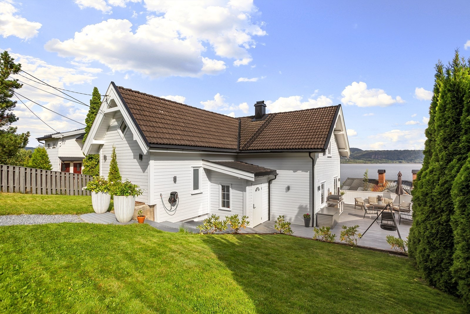 Tomten er opparbeidet med fine gressområder og parkeringsplass Galleribilde