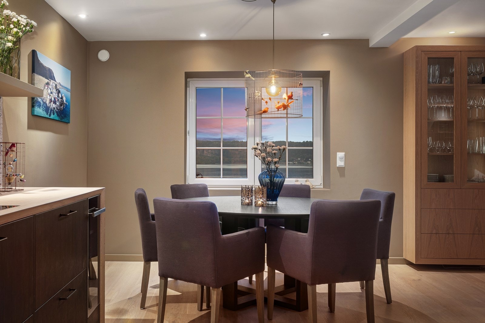 Huset har god standard, med glatte overflater, nyere enstavs eikeparkett (med varmefolie) og downlights i tak Galleribilde