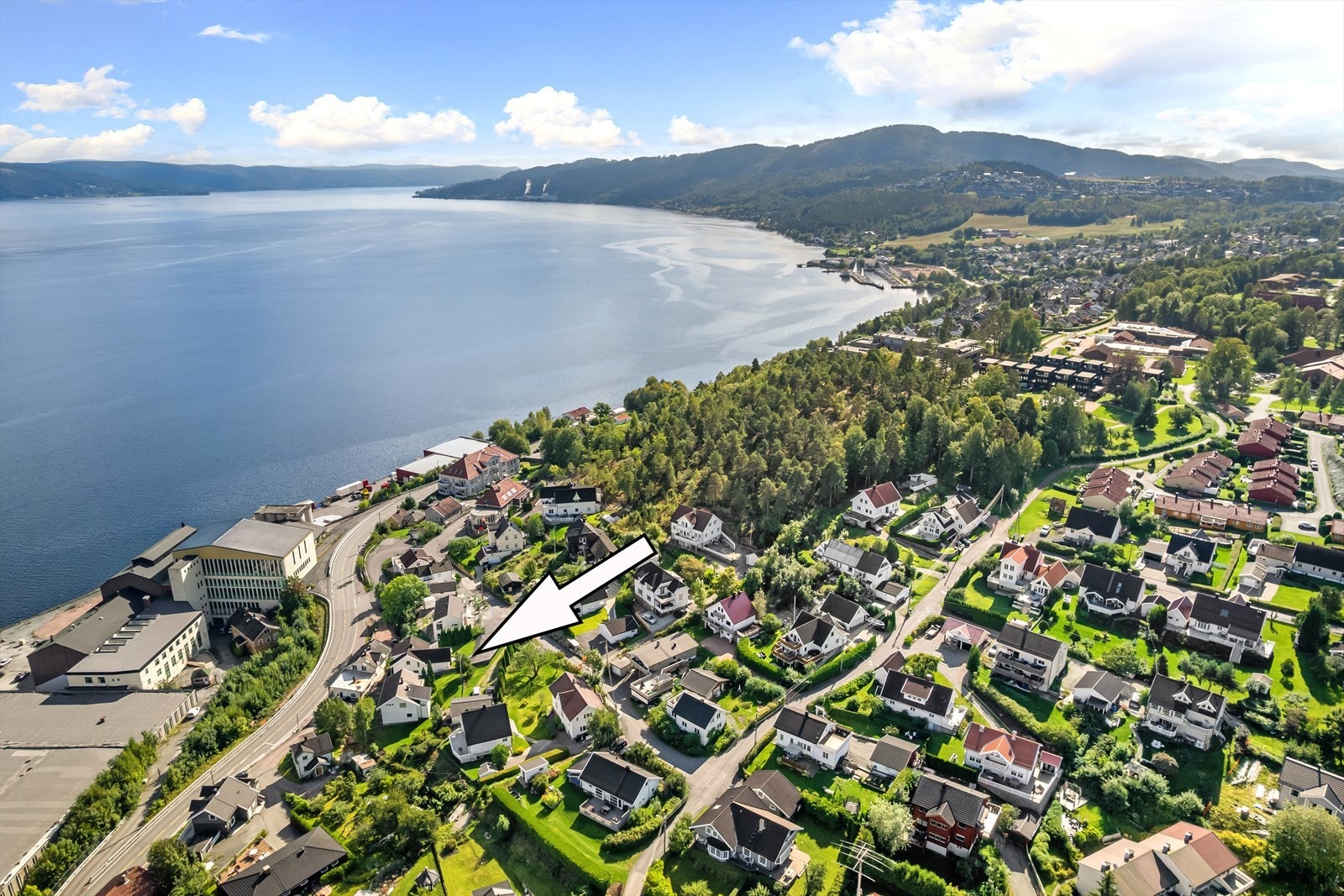 Boligen ligger fint til på Åskollen med enkel gangavstand til skole, barnehage, butikk og bussholdeplass Galleribilde