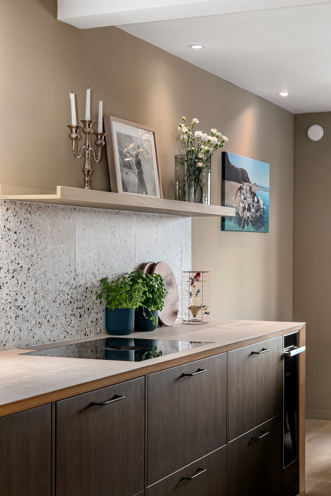 Integrerte hvitevarer på kjøkken medfølger salget Galleribilde