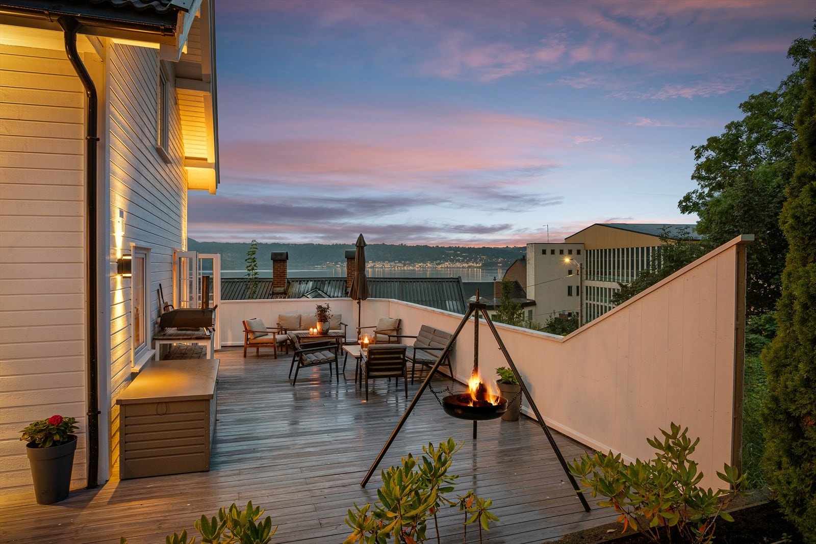 Boligen har solrike og fine uteområder Galleribilde