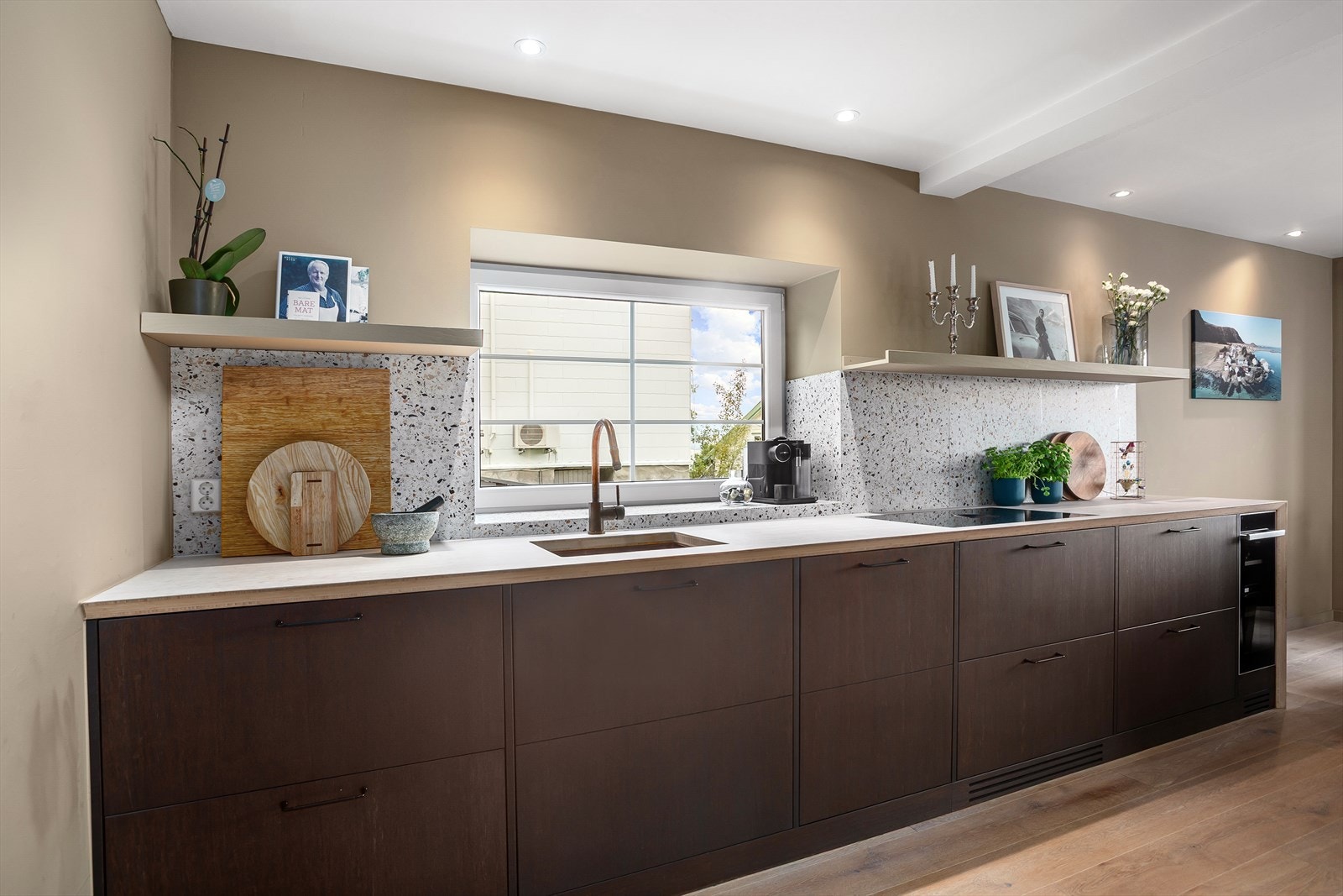 Kjøkkenet er plassbygget av møbelsnekker - og dermed unikt i sitt slag Galleribilde