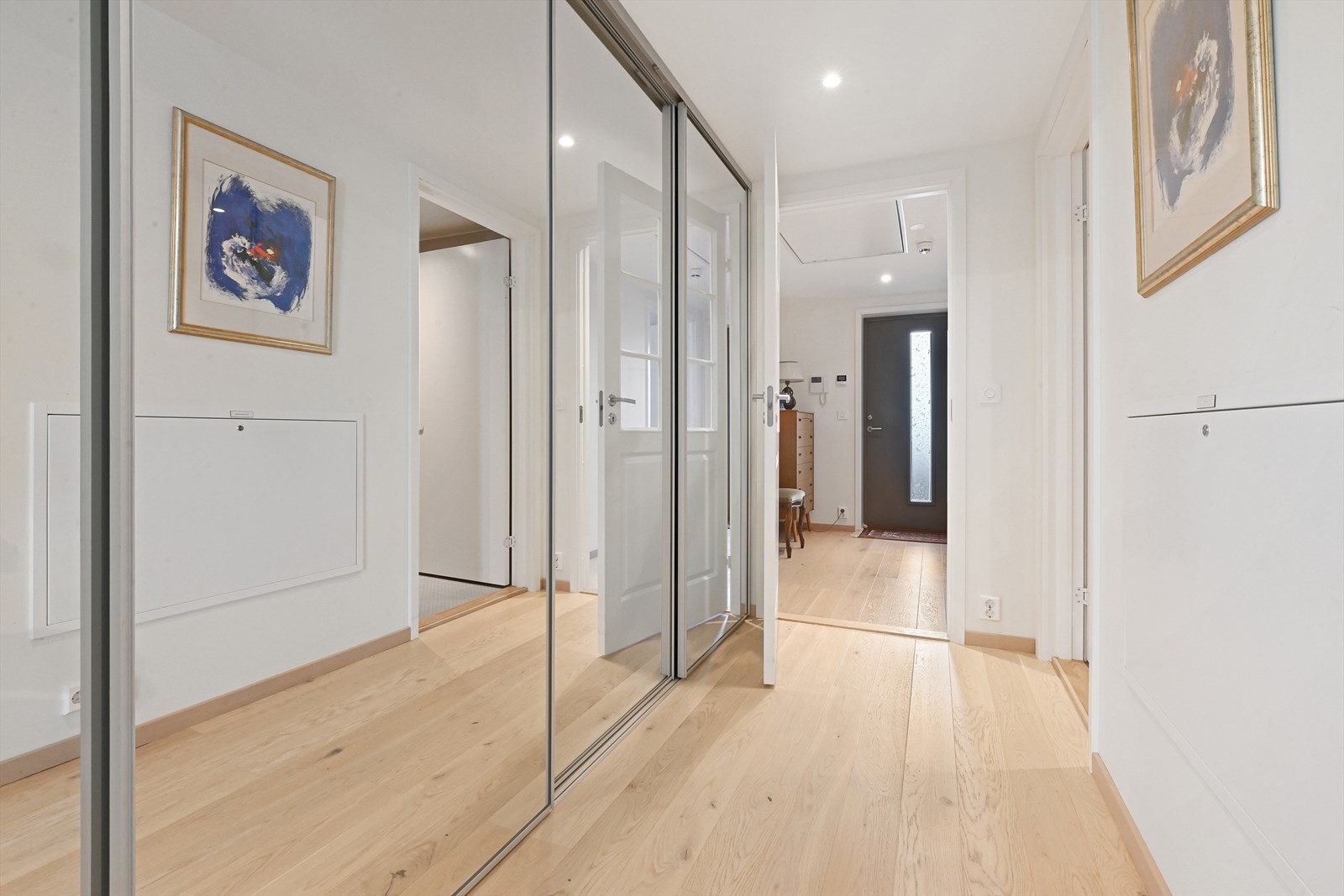 Gang med skyvedørsgarderobe Galleribilde