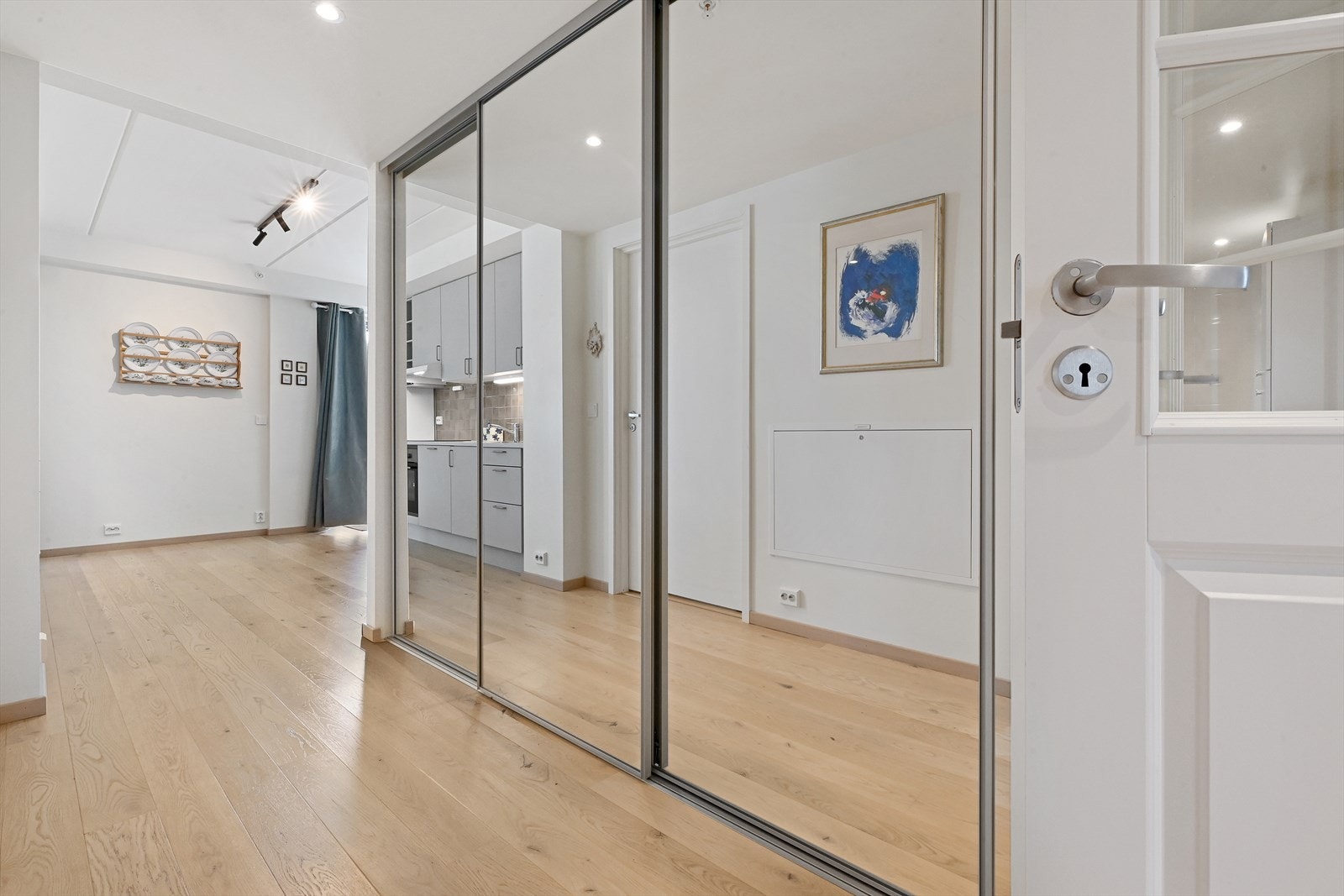 Gang med skyvedørsgarderobe Galleribilde