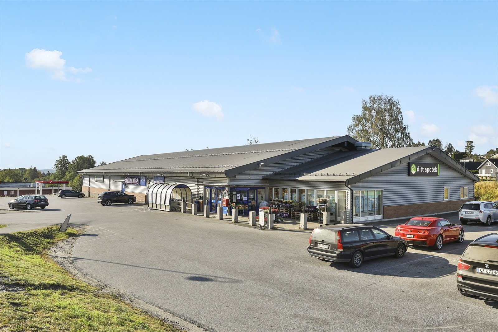 Handel, apotek og matbutikk Galleribilde