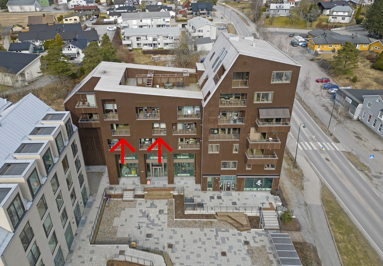 Pilene viser de to solrike balkongene til leiligheten Galleribilde