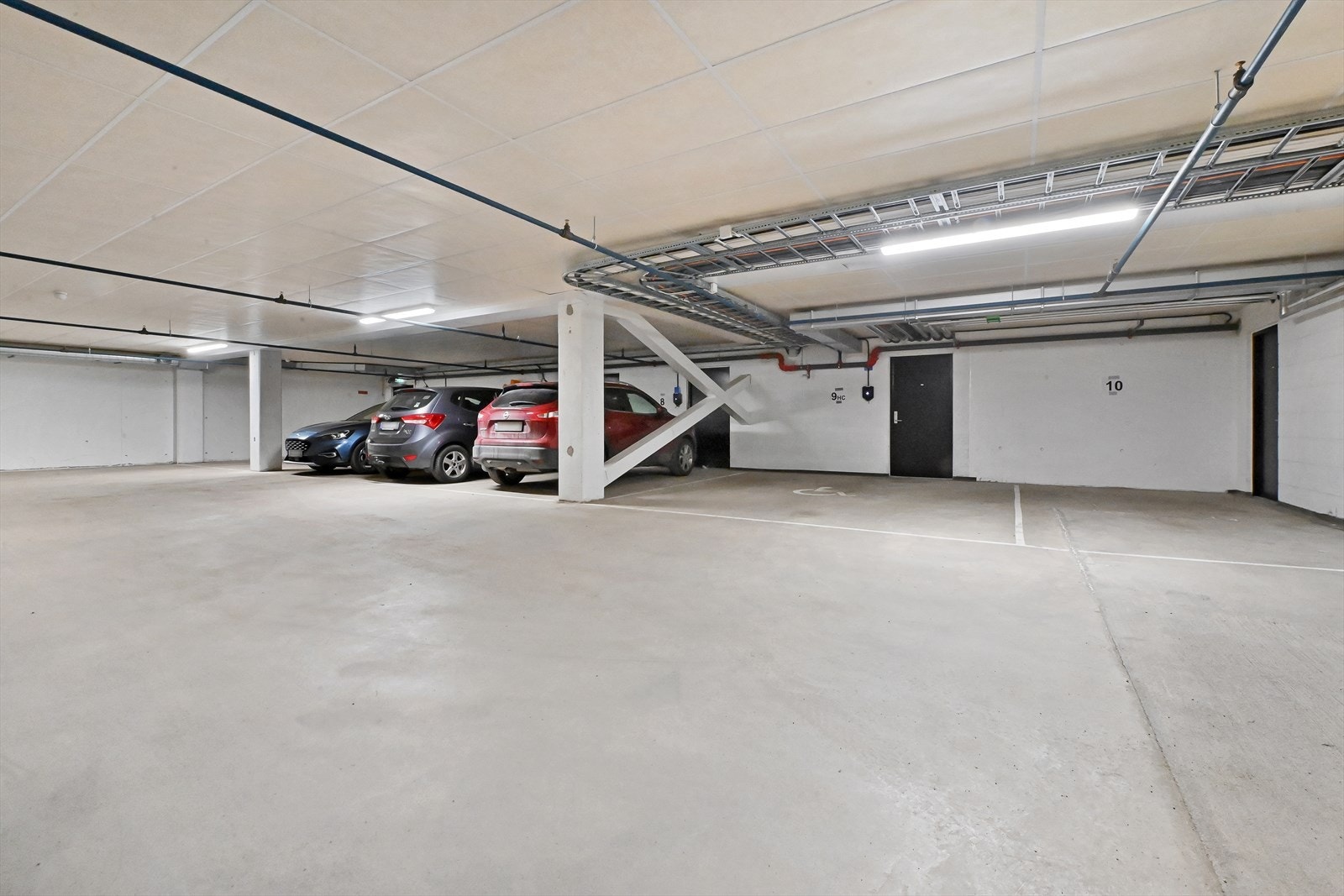 Det disponeres en parkeringsplass i garasjekjeller Galleribilde