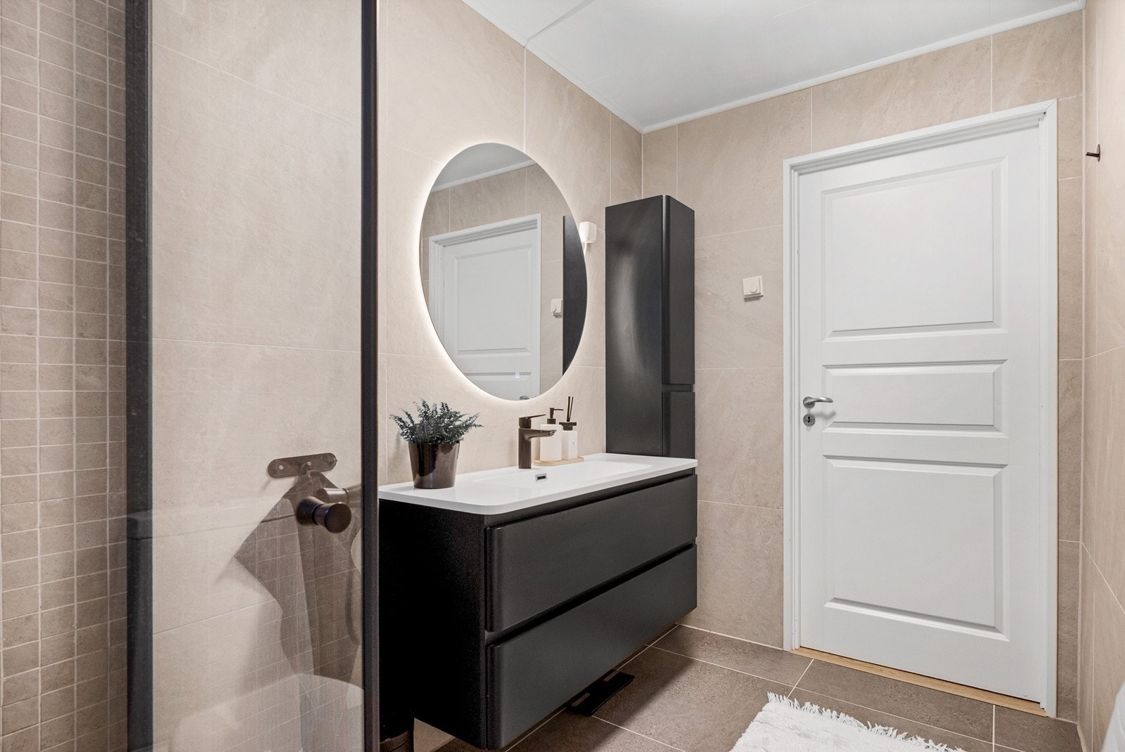 Innredningen består av skuffeseksjon med nedfelt servant, stort speil med belysning og gulvfestet toalett. Galleribilde