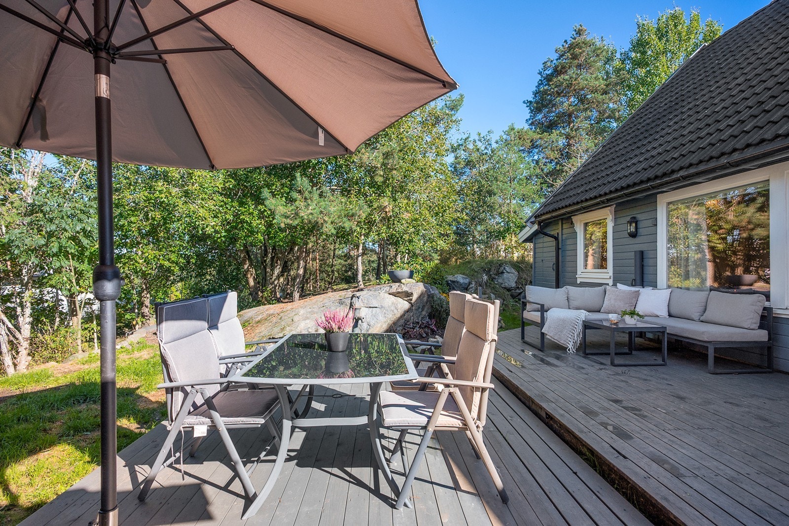 Terrassen ligger skjermet til og har plass til både spisebord og en koselig sofagruppe. Ta enkelt med måltidene ut! Galleribilde