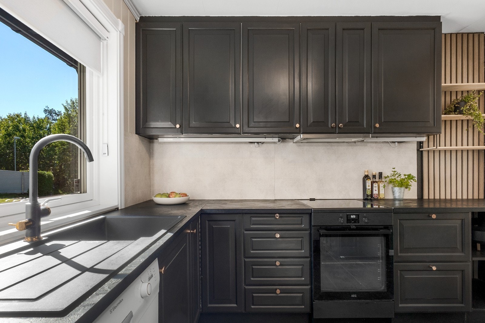 Hvitevarene består av underbygget oppvaskmaskin, frittstående komfyr og kjøleskap. Over koketoppen er det montert ventilator med avtrekk ut. Galleribilde