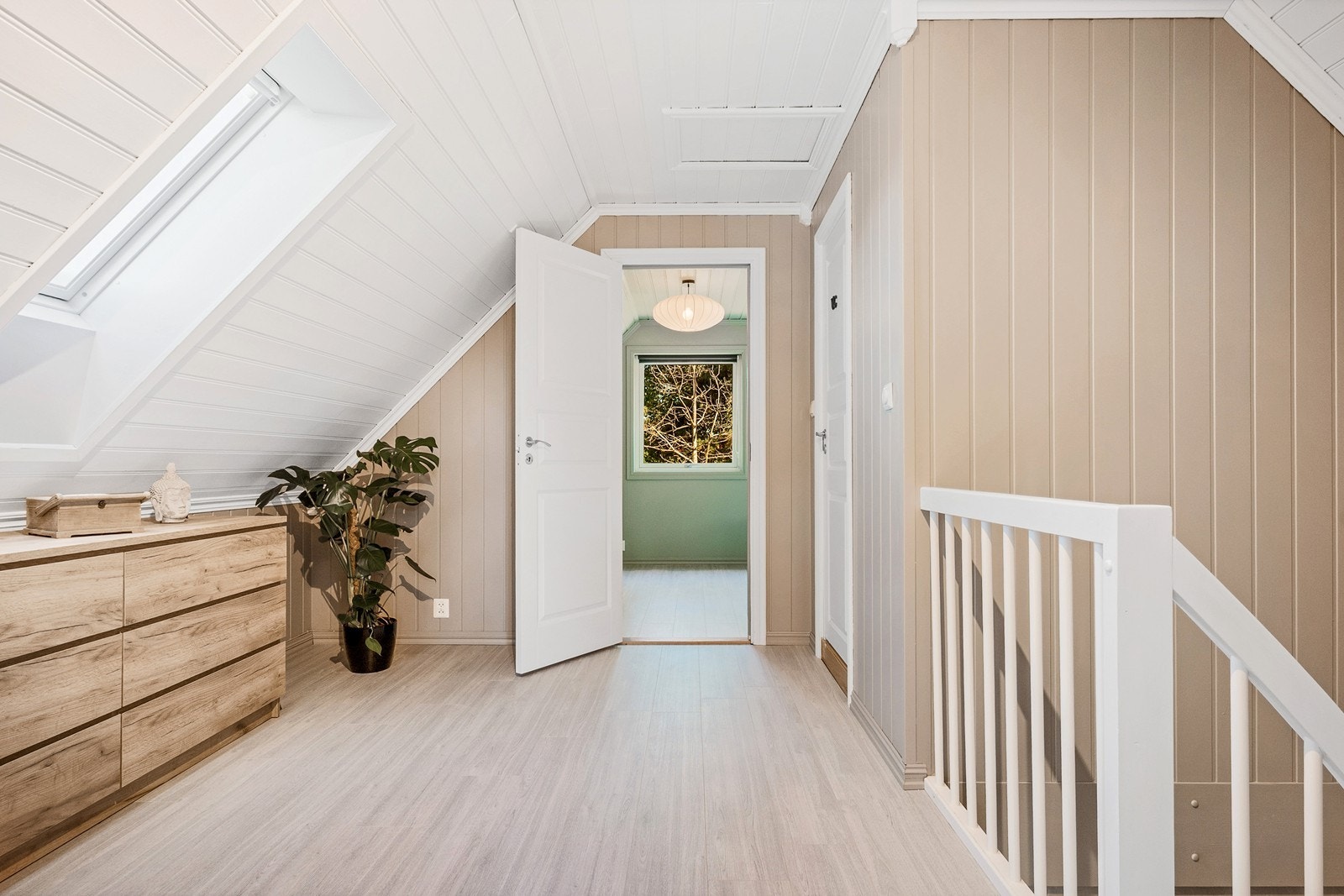 I andre etasje blir man møtt av lys og stor gang med takvinduer og muligheter for oppbevaring. Galleribilde