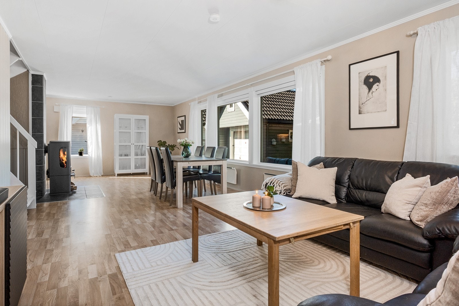 Stuen har lyse overflater og store vinduer på flere sider som gir en god atmosfære. Galleribilde