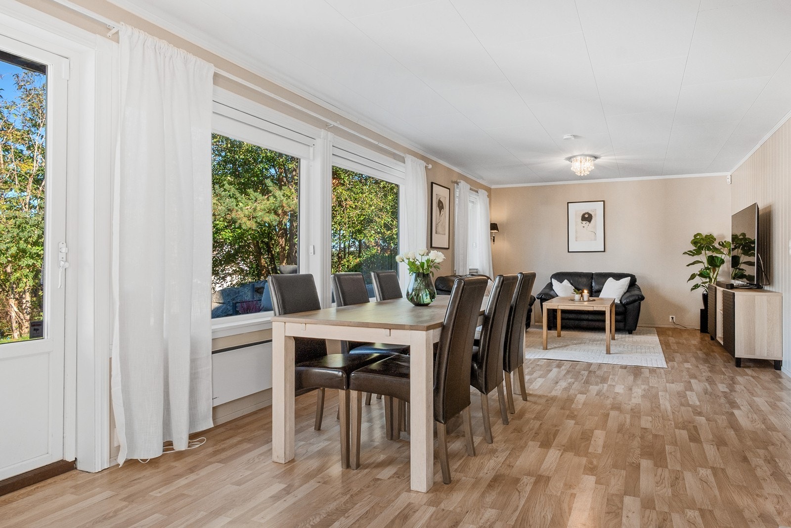 Fra stuen er det dirkete utgang til 22 kvm stor terrasse. Galleribilde