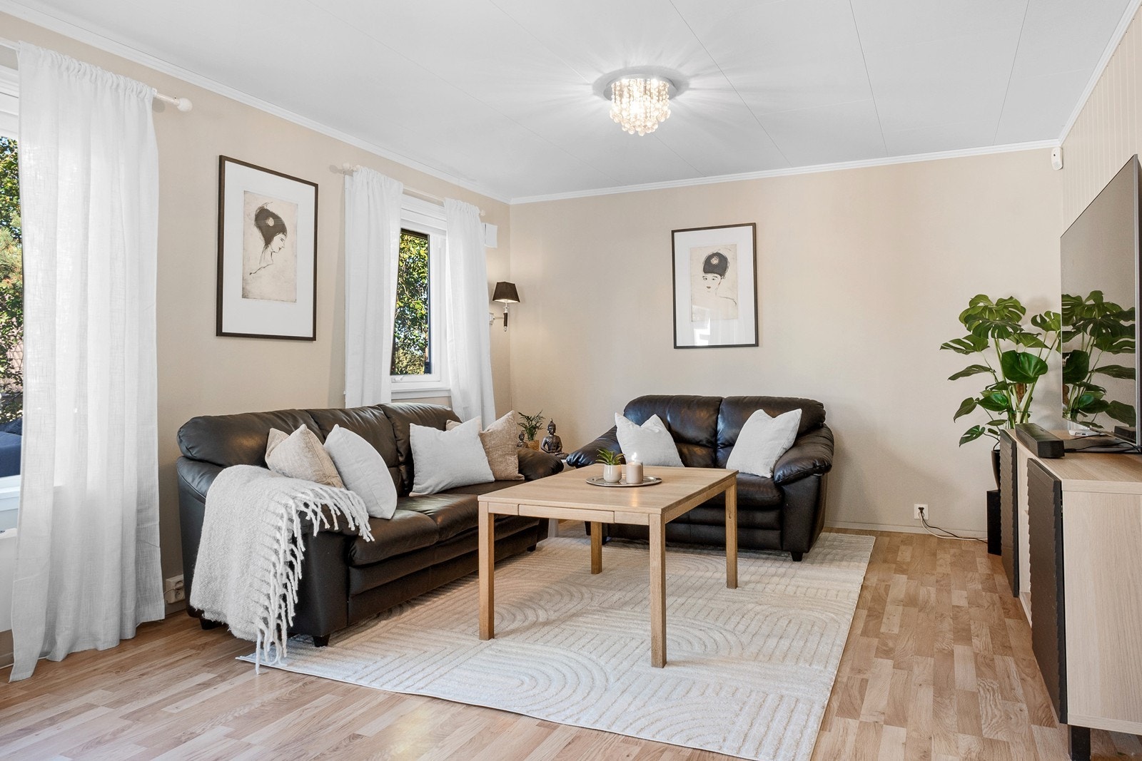 Rommet deles naturlig inn i soner for sofaløsning og spisestue. Galleribilde