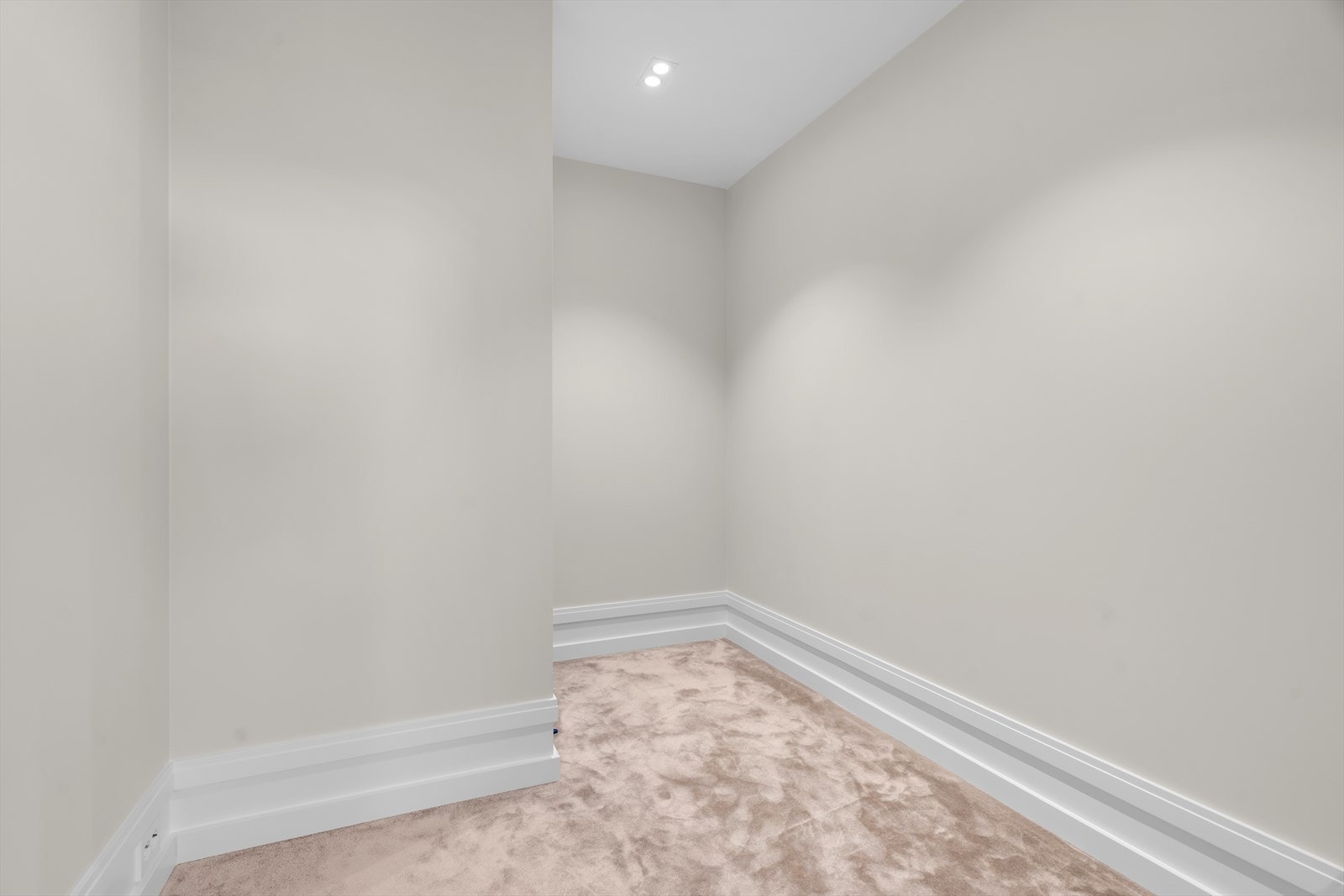 Walk-in garderobe med direkte avgang til hoved soverommet. Galleribilde